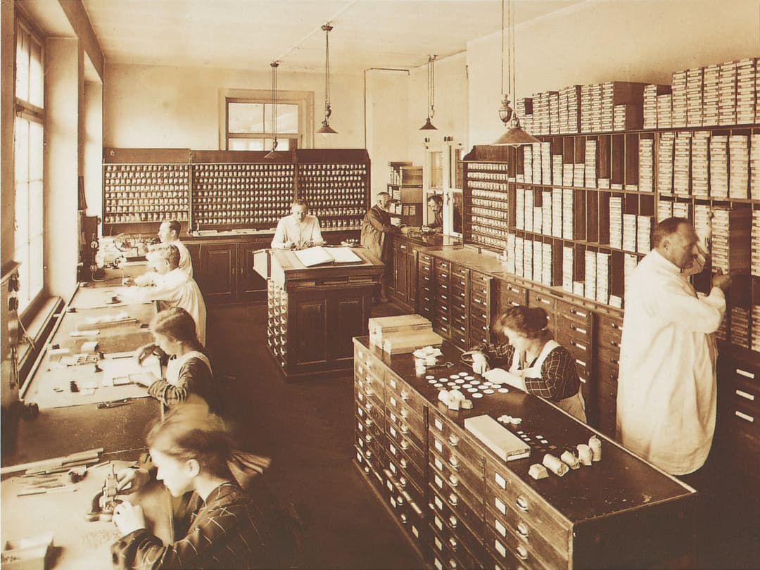 BÊN BỜ SÔNG RHINE